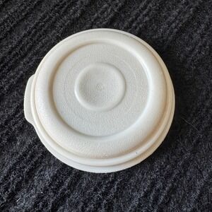 Rubbermaid "0" Replacement Lid 0075 10 Almond Round Plastic 3 Inch